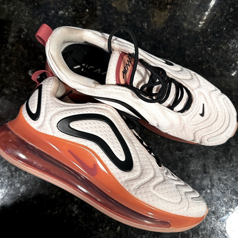 NIKE AIR MAX 720, SIZE 10